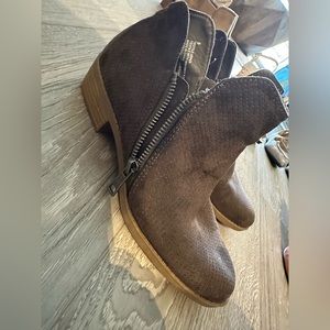 Universal Thread DYLAN Gray Microsuede Lasercut Ankle Booties Boots Size 6